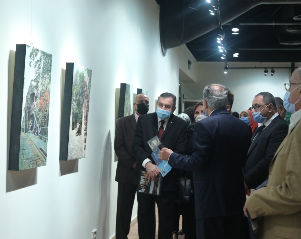 افتتاح معرض جمال الصين بريشة مصرية للفنان عبد المنعم معوض بالهناجر (2)