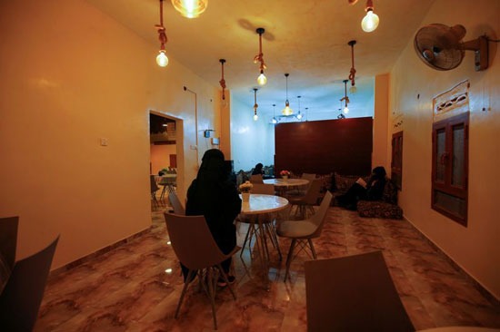 أول مقهى نسائى باليمن