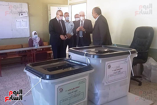 محافظ-جنوب-سيناء-يتفقد-سير-انتخابات-النواب-بالطور-(2)