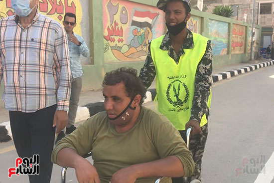 محمد-فاروق-مواطن-لم-تمنعه-إعاقته-من-المشاركة-فى-انتخابات-النواب-بالعريش