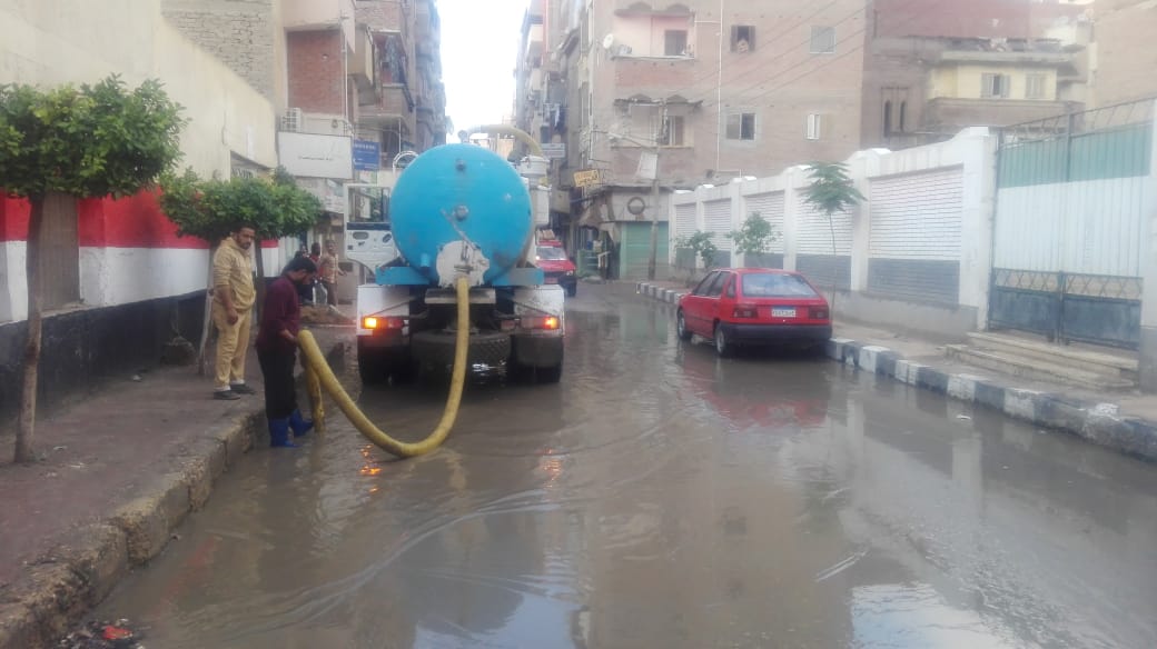 رفع مياه الأمطار من أمام اللجان الانتخابية (4)