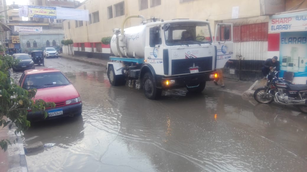 رفع مياه الأمطار من أمام اللجان الانتخابية (1)