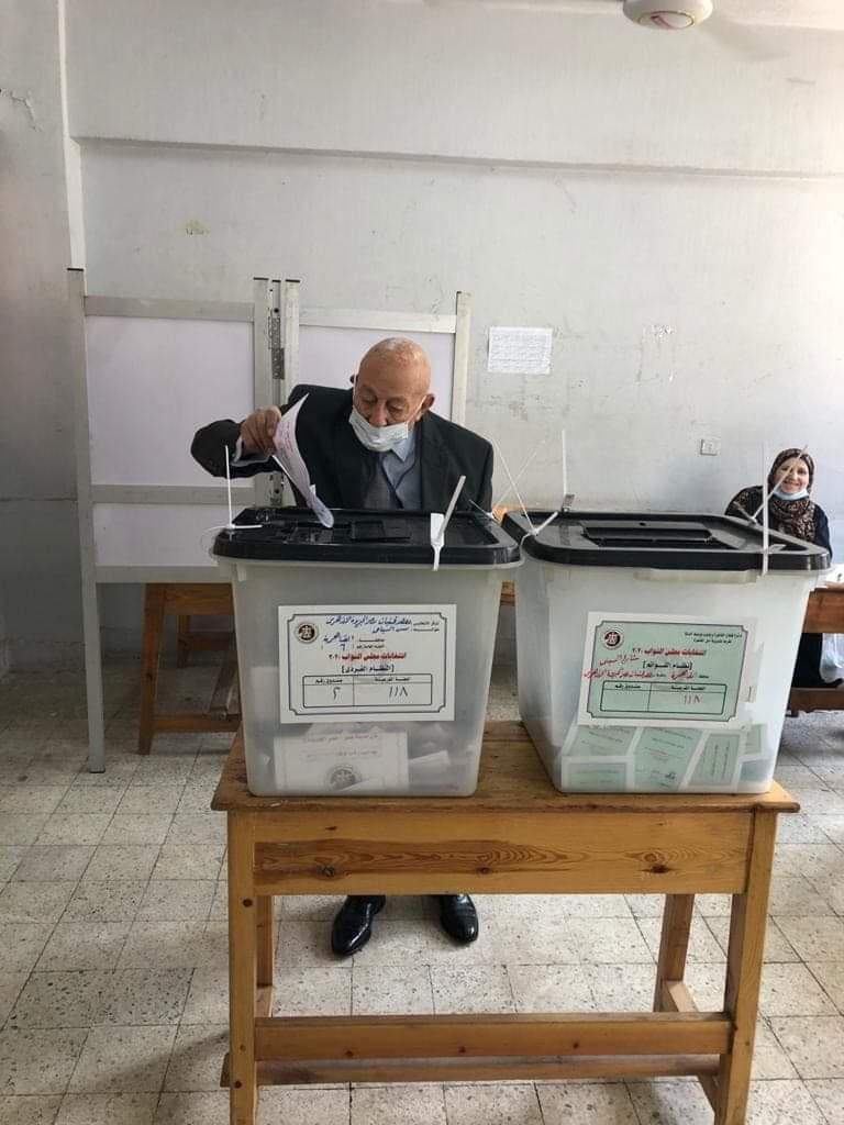 رئيس القومى لحقوق الإنسان يدلى بصوته فى انتخابات مجلس النواب