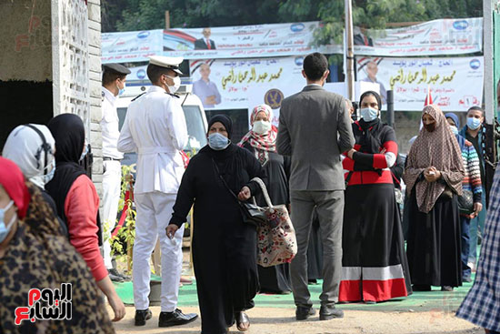 توافد الناخبين للتصويت في لجان شبرا (11)