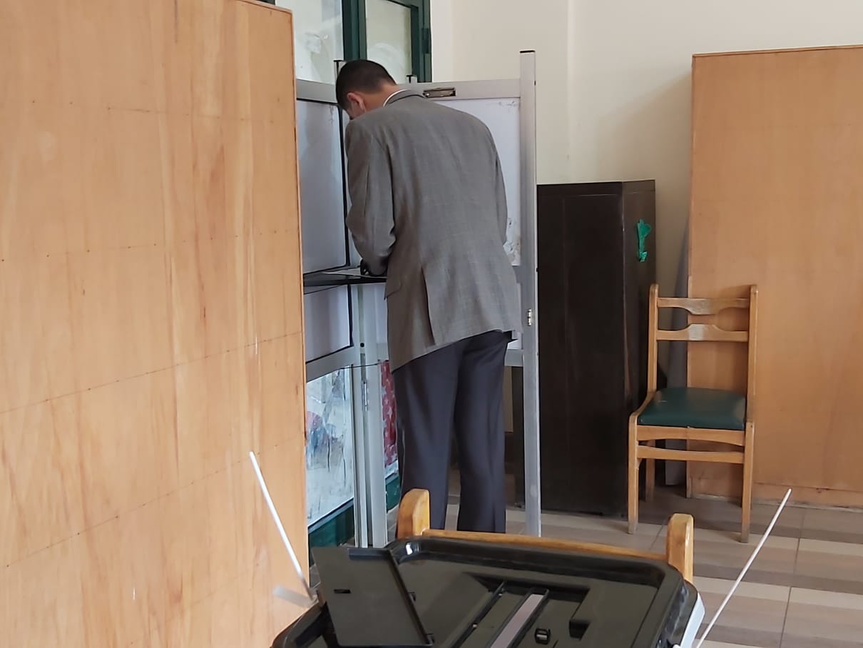 نائب محافظ القليوبية يدلى بصوته في الانتخابات البرلمانية