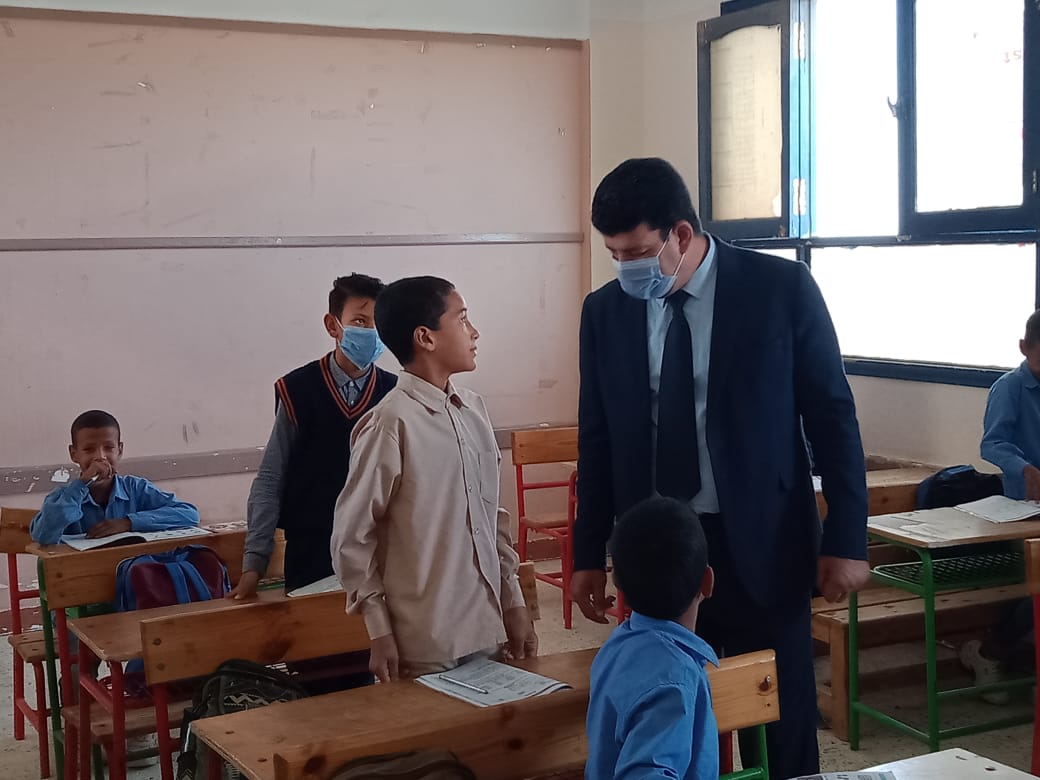 مدير إدارة يوسف الصديق التعليمية بالفيوم يتفقد المدارس (7)