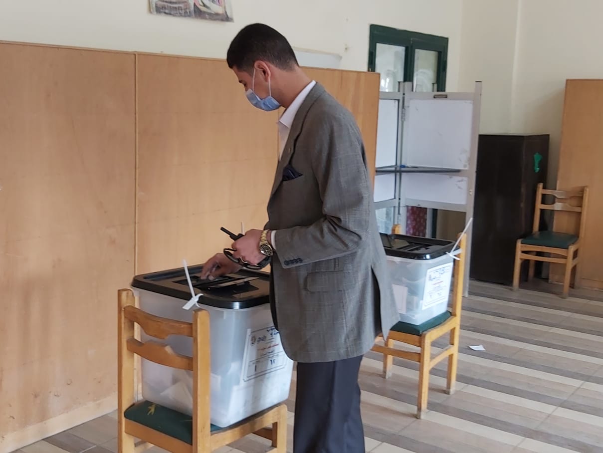 الدكتور سمير حماد يدلى بصوته في الانتخابات البرلمانية