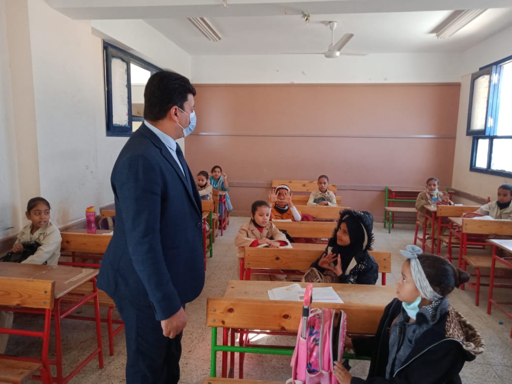 مدير إدارة يوسف الصديق التعليمية بالفيوم يتفقد المدارس (2)