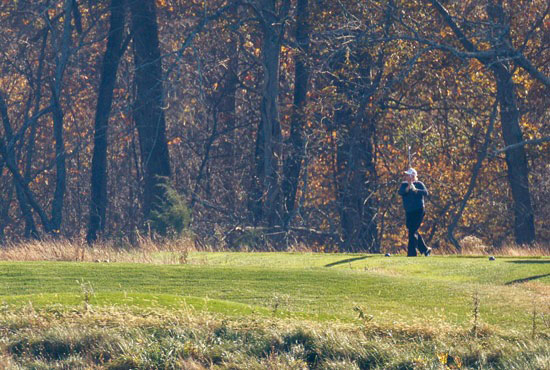 ترامب يلعب رياضة الجولف