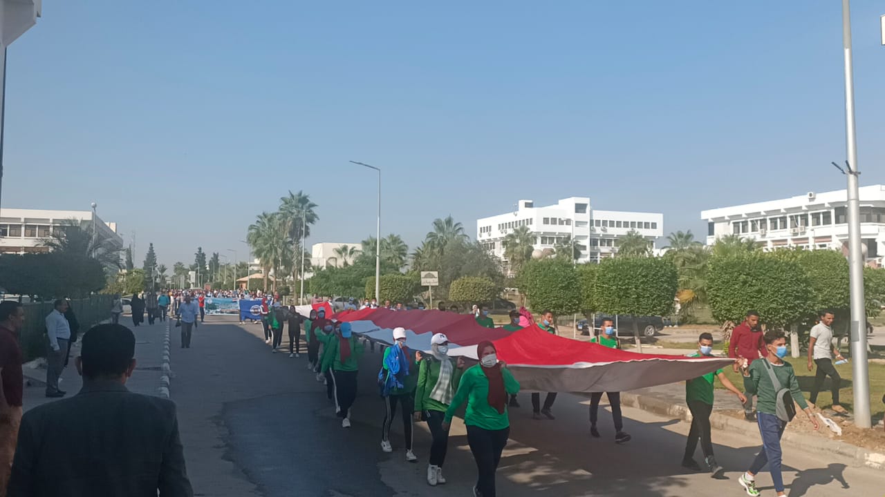 طلاب قناة السويس يحملون علم مصر