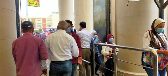 منع دخول الطلاب بدون كمامة على بوابات جامعة عين شمس (4)