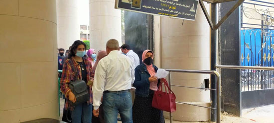 منع دخول الطلاب بدون كمامة على بوابات جامعة عين شمس (8)