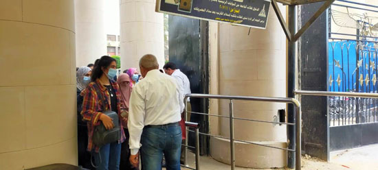 منع دخول الطلاب بدون كمامة على بوابات جامعة عين شمس (6)