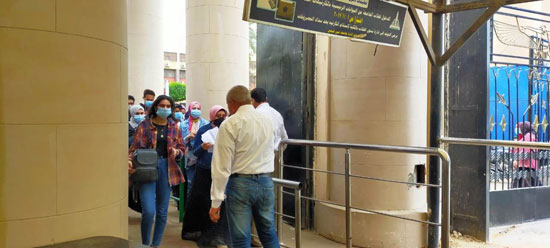 منع دخول الطلاب بدون كمامة على بوابات جامعة عين شمس (2)