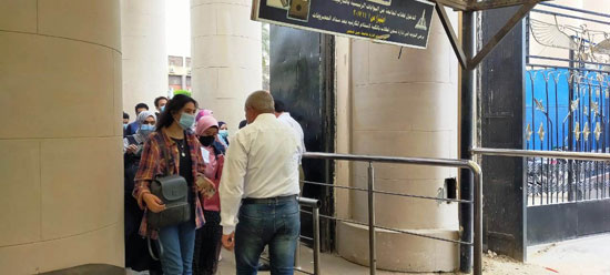 منع دخول الطلاب بدون كمامة على بوابات جامعة عين شمس (1)