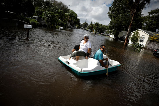 أشخاص يجدفون بقارب دواسة في مياه الفيضانات التي سببتها العاصفة إيتا في ديفي (2)