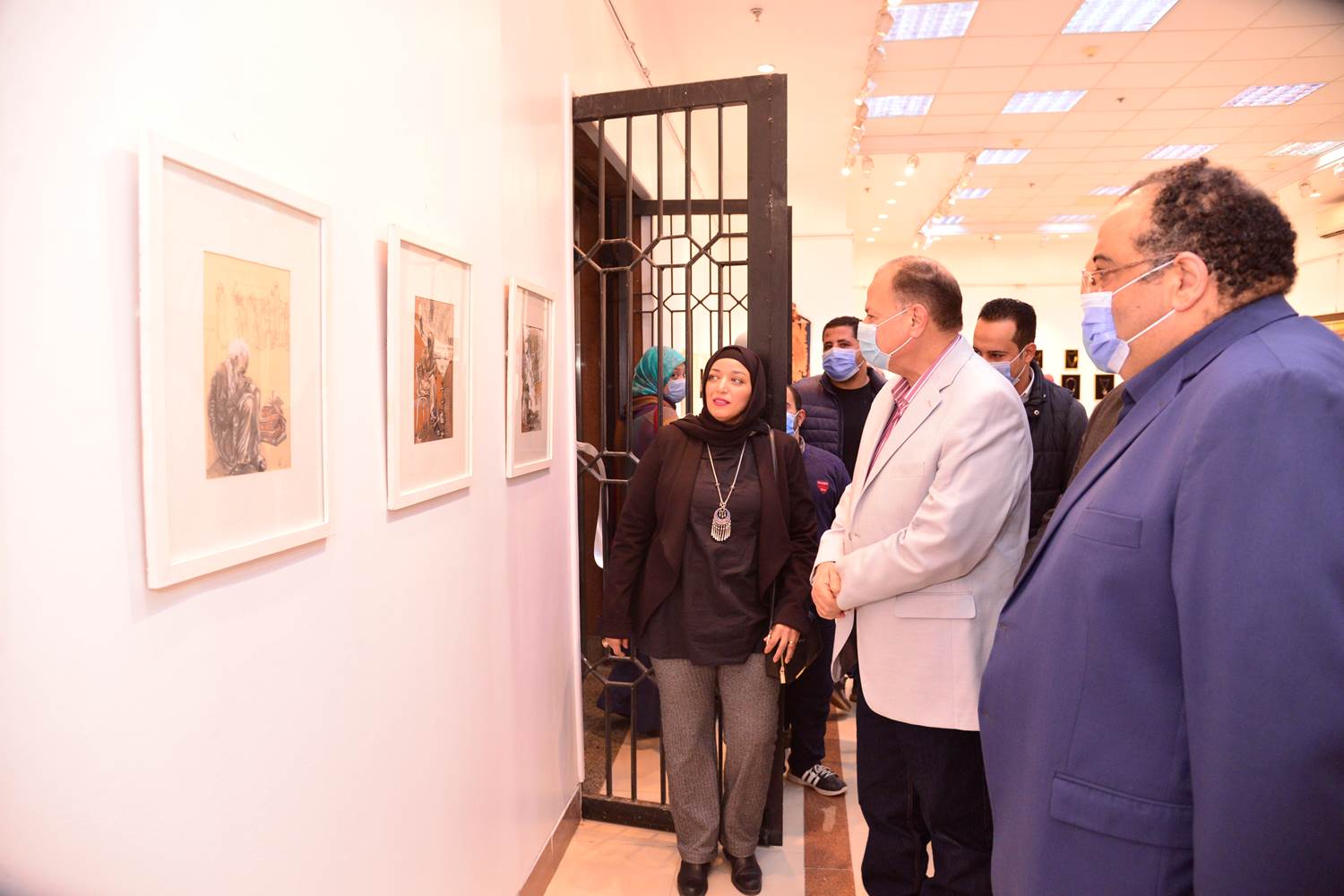 محافظ أسيوط يفتتح معرض فنانات من صعيد مصر للفن التشكيلي  (2)