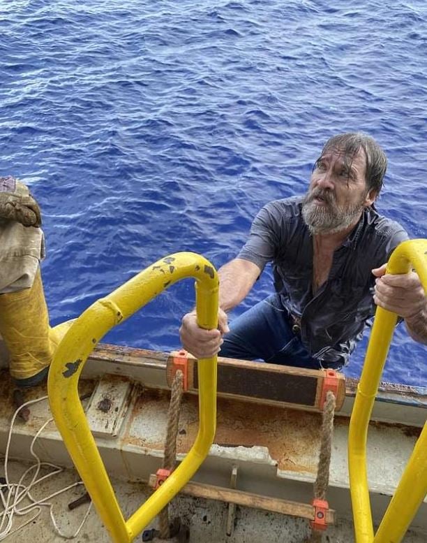 تفاصيل إنقاذ بحار لأكثر من 43 ساعة في البحر بعد تعطل قاربه بأمريكا.. اعرف القصة (3)