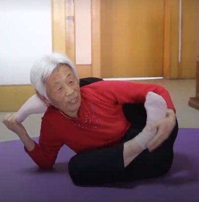 العجوز الصينية تؤدي التدريبات