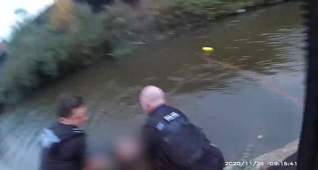 شرطى ومسعف ينقذان امرأة من الغرق فى قناة بالمملكة المتحدة (3)