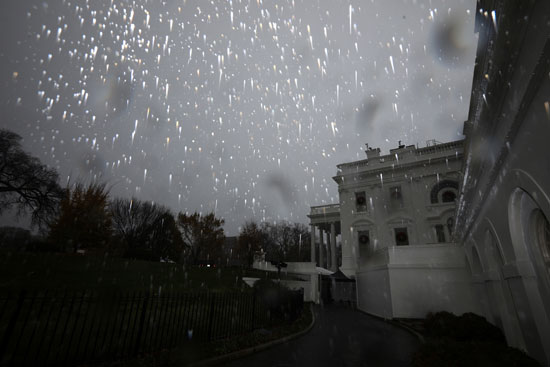 أثار الأمطار على زجاج البيت الأبيض