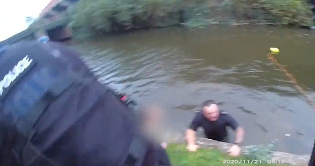 شرطى ومسعف ينقذان امرأة من الغرق فى قناة بالمملكة المتحدة (2)