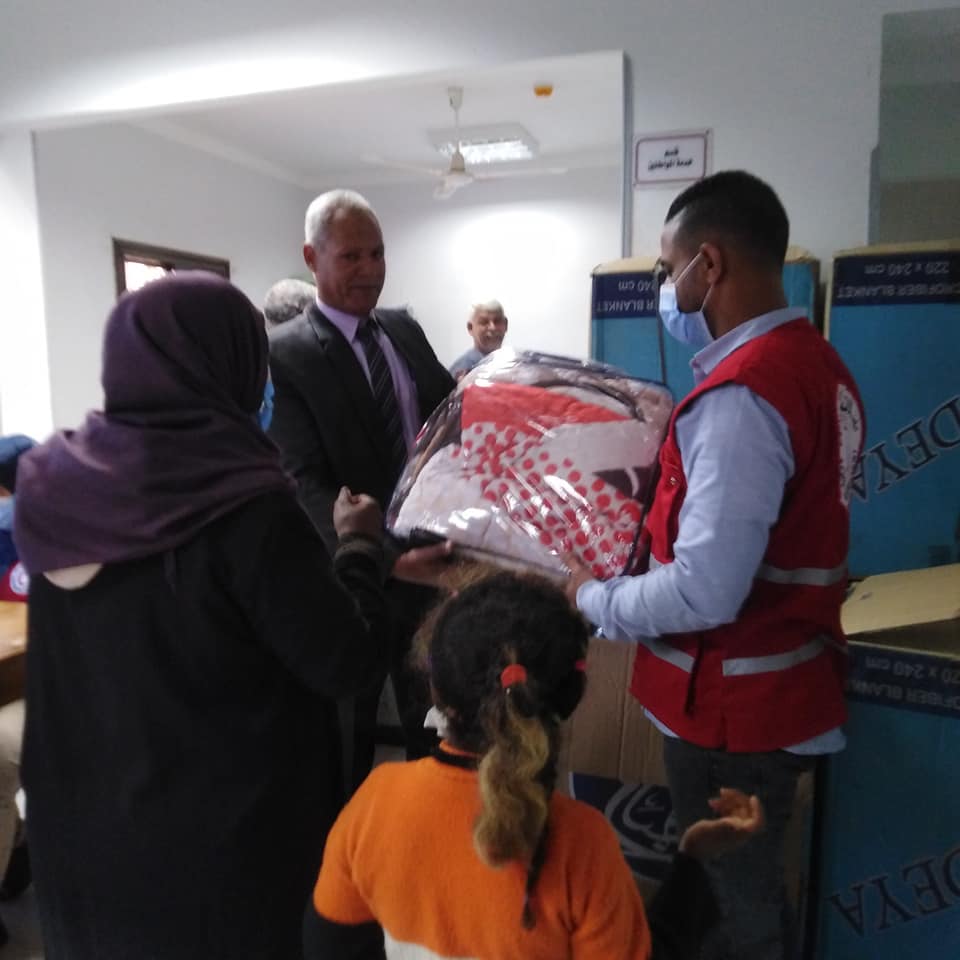 توزيع 80 بطانية على المستحقين بمدينة إسنا برعاية الهلال الأحمر (5)