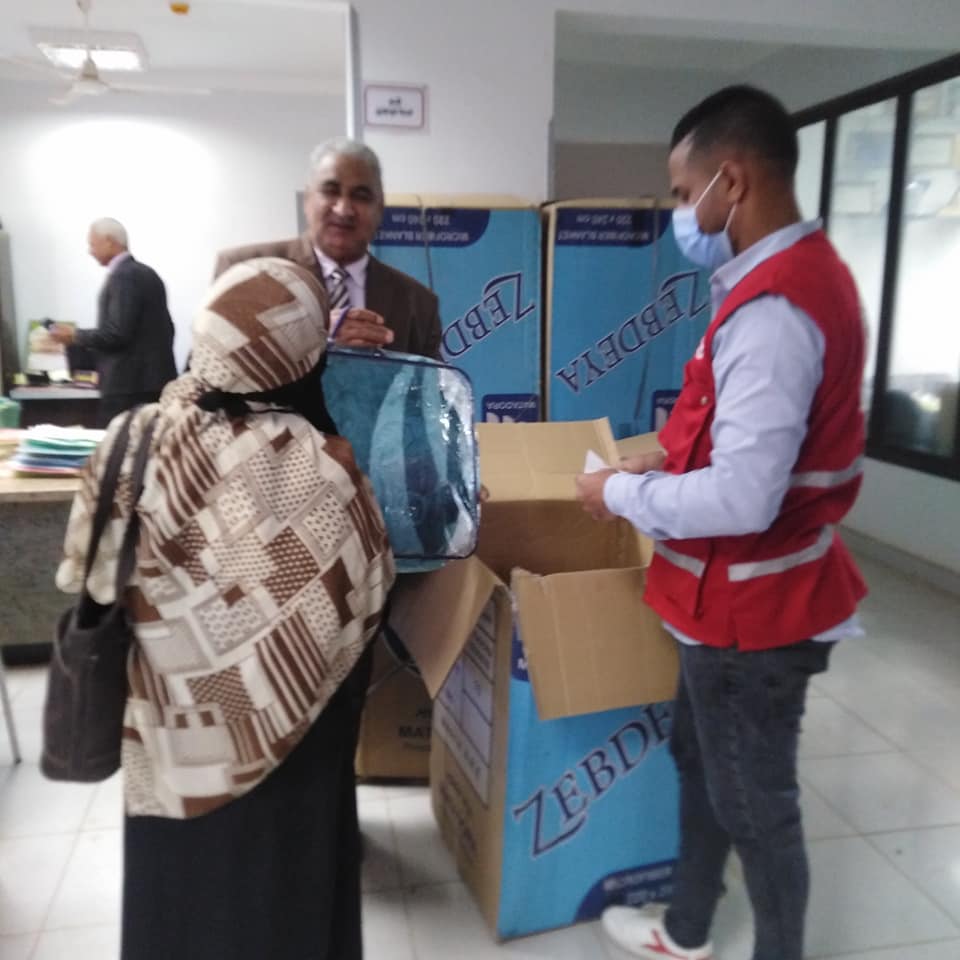 توزيع 80 بطانية على المستحقين بمدينة إسنا برعاية الهلال الأحمر (2)