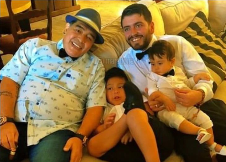 مارادونا مع ابنه واحفاده