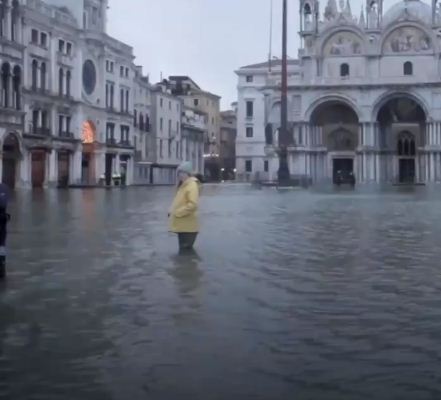 مدينة البندقية تغرق فى المطر