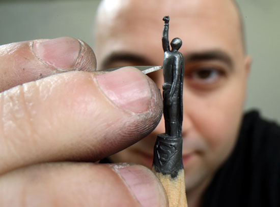 الفنان ياسينكو دجوردجيفيتش يعرض عملًا مصغرًا لتمثال سوبرمان
