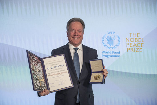 المدير التنفيذي لبرنامج الغذاء العالمي ديفيد بيزلي يحمل جائزة نوبل للسلام في روما
