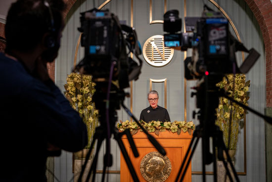 رئيس لجنة نوبل يدلي ببيان في حفل توزيع الجوائز الرقمية