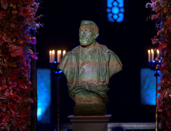 تمثال نصفي لألفريد نوبل أثناء التسجيلات لحفل جائزة نوبل