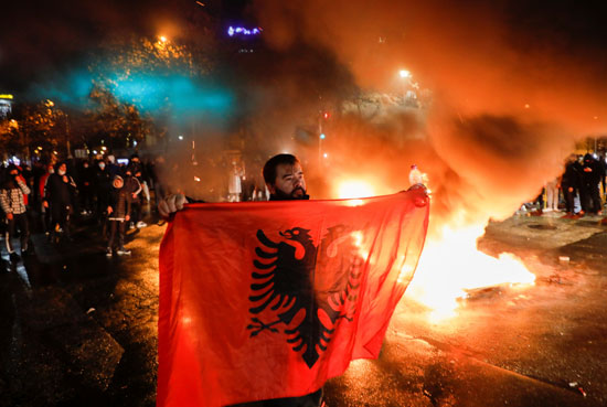 اشتباكات وأعمال عنف فى ألبانيا احتجاجا على مقتل شاب برصاص الشرطة لمخالفته حظر كورونا (2)