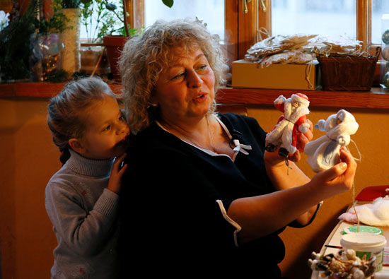 مارينا جيراشينكو مع حفيدتها في كييف