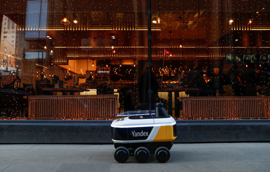 روبوتات ذات ست عجلات لتقديم خدمة توصيل البقالة