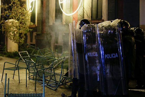 اشتباكات وأعمال عنف فى ألبانيا احتجاجا على مقتل شاب برصاص الشرطة لمخالفته حظر كورونا (5)