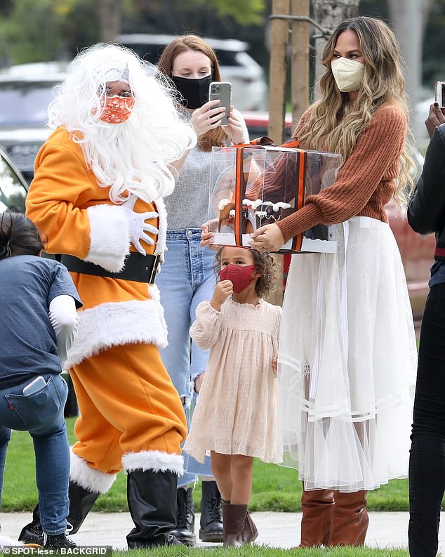 عارضة الأزياء العالمية مع شخص يرتدي زي بابا نويل
