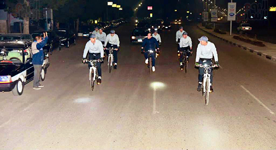 الرئيس السيسي يشارك طلبة الكلية الحربية قيادة الدراجات