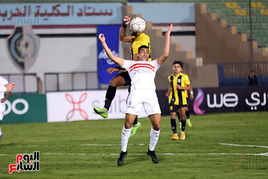 مدافع المقاولون يحاول استخلاص الكرة من مصطفى محمد