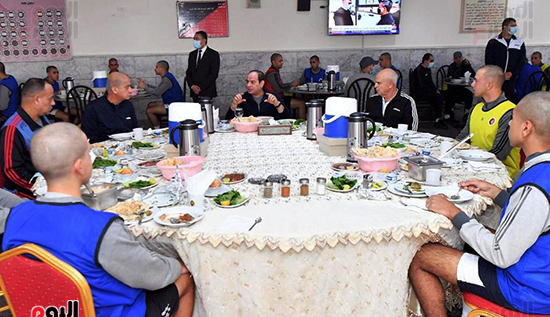 الرئيس السيسي حرص علي تناول الإفطار مع طلاب الكلية الحربية