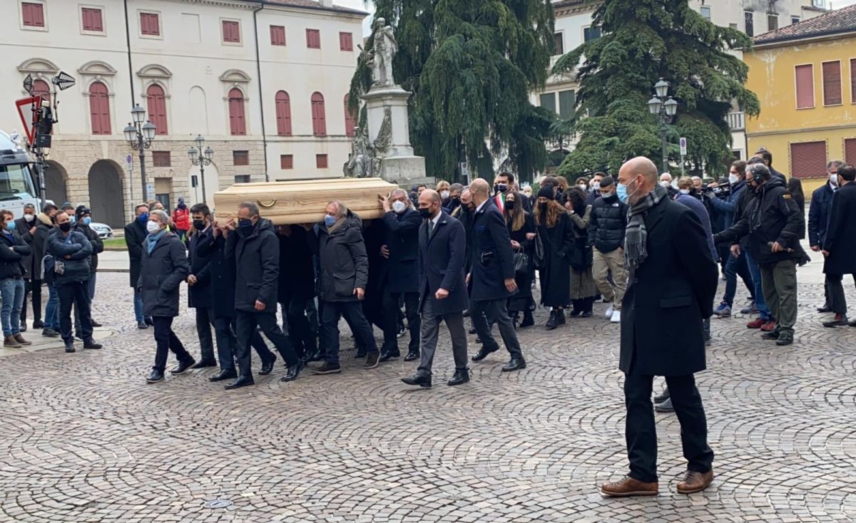 جنازة روسي فى ساحة الكاتدارائية