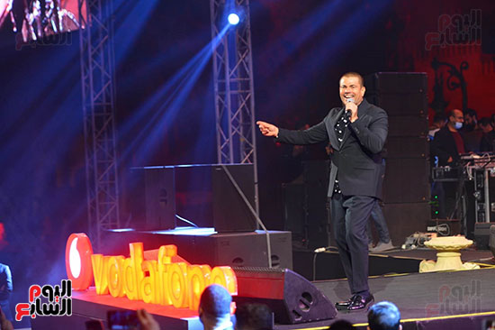 عمرو دياب يمتع الحضور بأحدث اغانيه