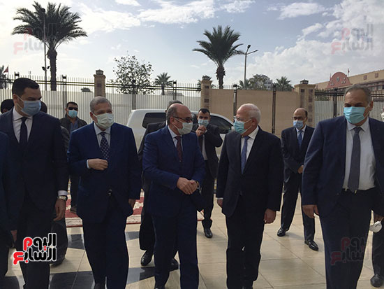 محافظ بورسعيد أثناء استقباله وزير العدل (6)