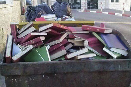 داعش الإرهابية تحرق وترمى الكتب