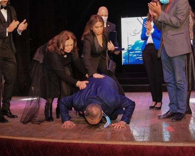 لحظة سجود أشرف زكي بعد تكريمه
