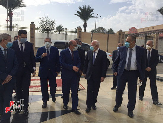 محافظ بورسعيد أثناء استقباله وزير العدل (5)
