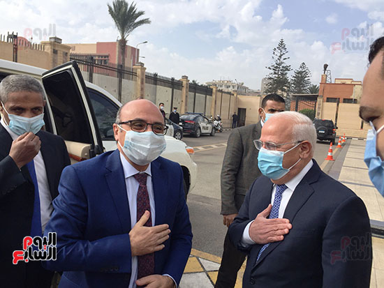 محافظ بورسعيد أثناء استقباله وزير العدل (2)