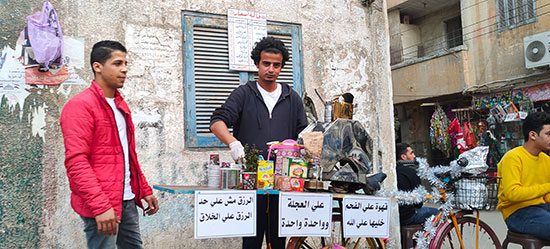 حسين شاب شرقاوى يجهز القهوة على الفحم (5)